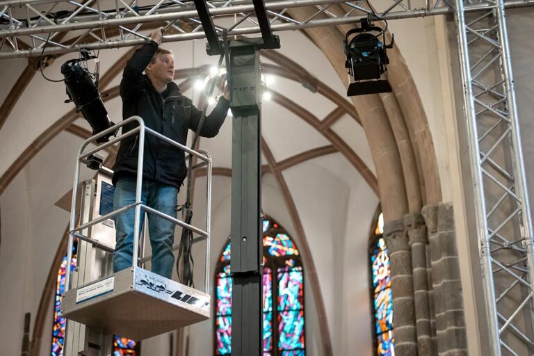 Montage Lichttechnik in einer Kirche in Frankfurt