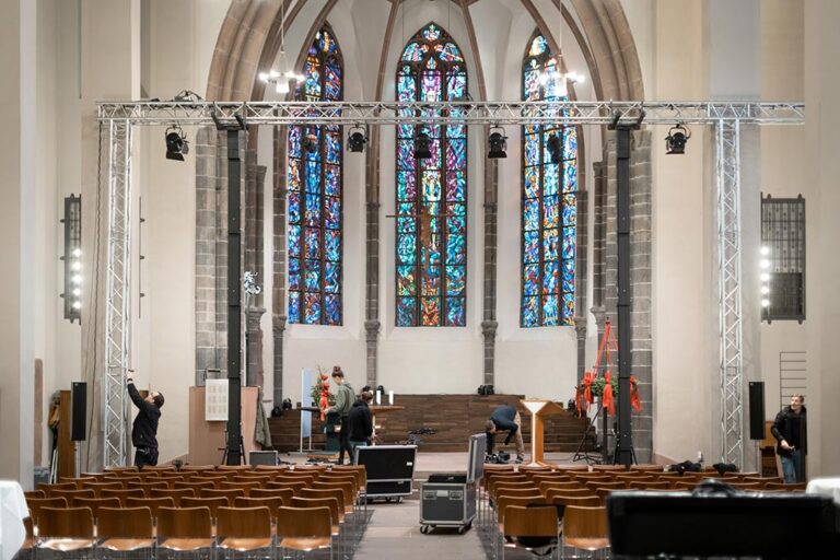 Kirchenbeleuchtung und Kirchenbeschallung